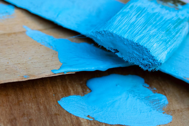 Pincel pronto para pintar tinta látex com a cor azul - Foto, Imagem