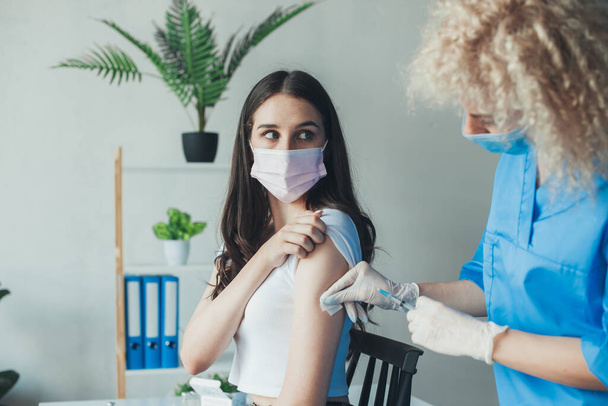 Доктор дезінфекції шкіри на руках пацієнтів перед тим, як дати вакцину від Ковід-19 або грипу. Коронавірусна вакцинація. Запобігання пандемії. - Фото, зображення