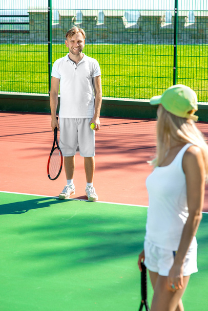 młoda para gra w tenisa - Zdjęcie, obraz