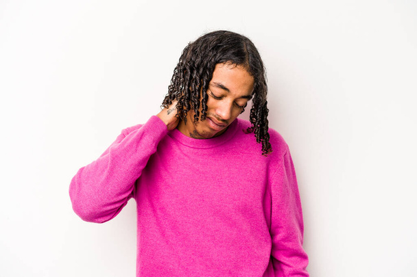 Joven afroamericano aislado sobre fondo blanco sufriendo dolor de cuello debido a estilo de vida sedentario. - Foto, Imagen