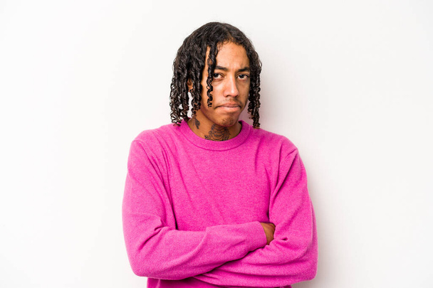 Fiatal afro-amerikai férfi elszigetelt fehér háttér homlokráncolás arc nemtetszés, tartja karok összehajtva. - Fotó, kép