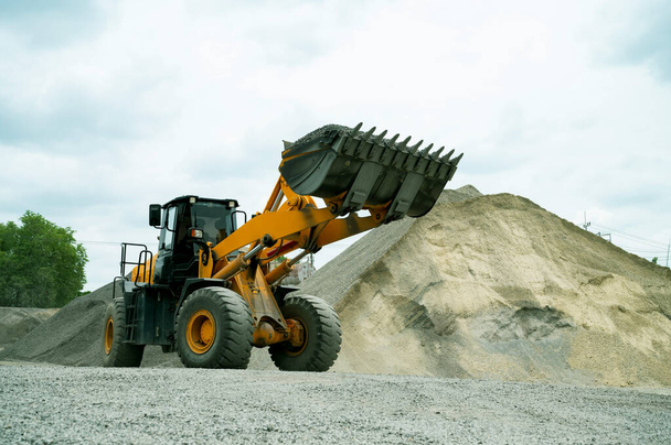 Cargadores de arena están paleando rocas en camiones volquete - Foto, imagen