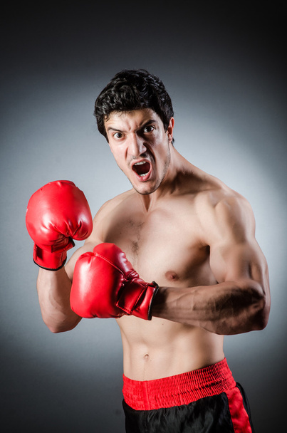 Gants musclés de boxeur avec gants rouges - Photo, image