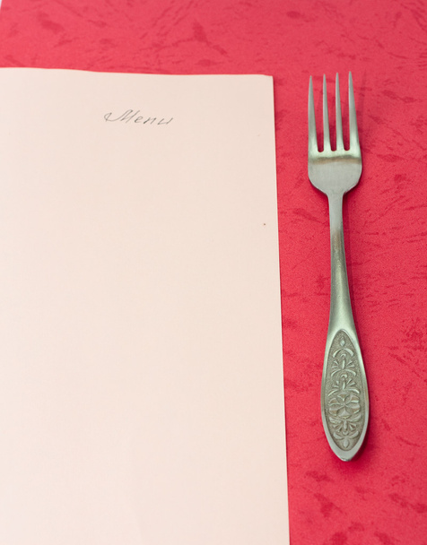 Menu sur fond rouge et fourchette à couverts
 - Photo, image