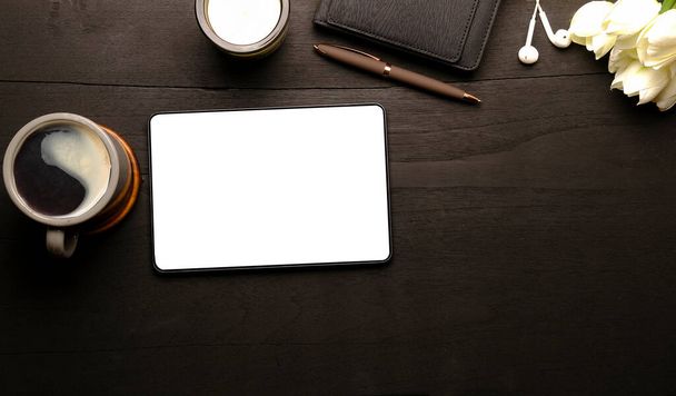 Biurko Top View z tabletem cyfrowym, filiżanką kawy i notebookiem. - Zdjęcie, obraz