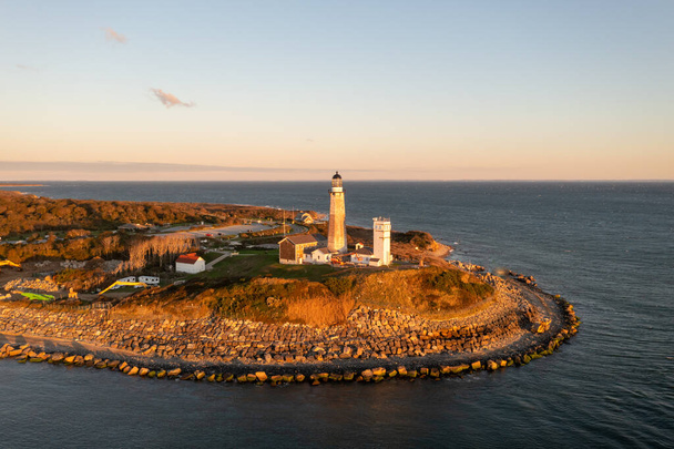 Montauk Lighthouse and beach at sunrise, Long Island, Nueva York, Estados Unidos
. - Foto, Imagen