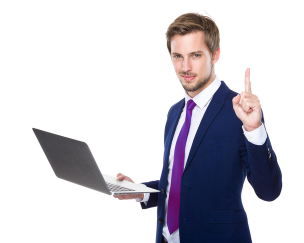 Бизнесмен с ноутбуком и пальцем вверх
 - Фото, изображение