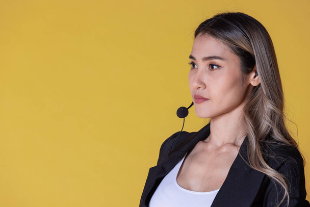 attractive young woman talking on headset - Foto, imagen