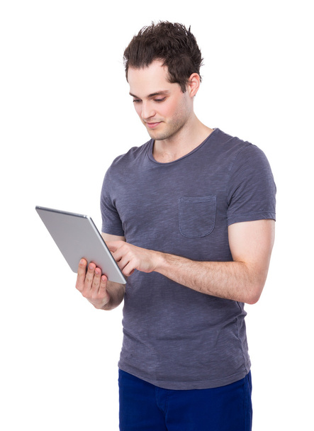 Man using digital tablet - Zdjęcie, obraz