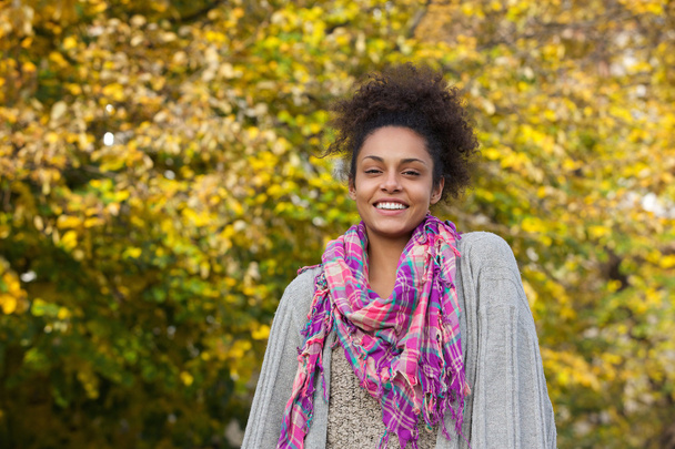 Giovane donna afroamericana in piedi all'aperto in autunno
 - Foto, immagini