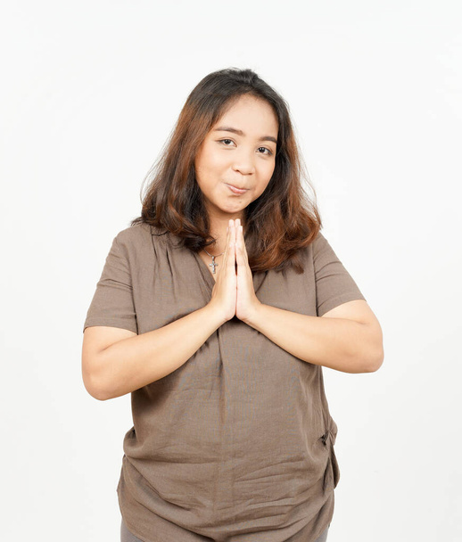 Namaste handen gebaar van mooie aziatische vrouw geïsoleerd op witte achtergrond - Foto, afbeelding