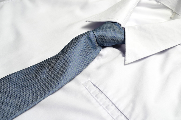Kék nyakkendő, fehér ing - Fotó, kép