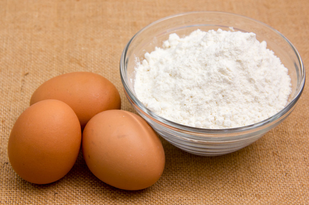 Ovos e farinha
 - Foto, Imagem