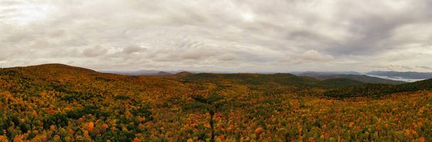 Peak foilage on the summit of Prospect Mountain in Lake George, New York. - 写真・画像