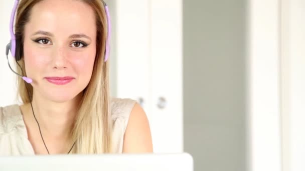 Vrouw met hoofdtelefoon op computer praten met klant - Video