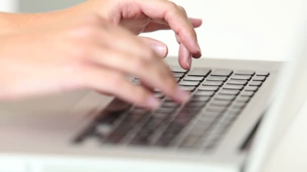 donna digitando sulla tastiera del computer portatile - Filmati, video
