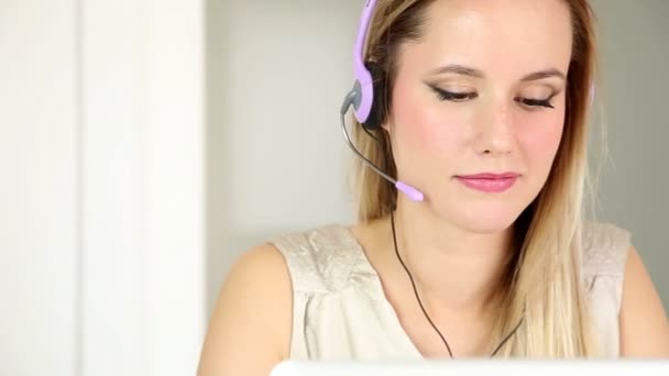 Γυναίκα με ακουστικά για τον υπολογιστή, μιλάει στον πελάτη - Πλάνα, βίντεο