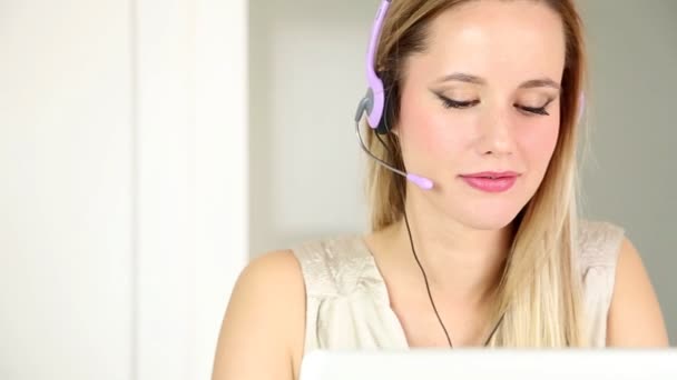 Mulher com fones de ouvido no computador conversando com o cliente
 - Filmagem, Vídeo