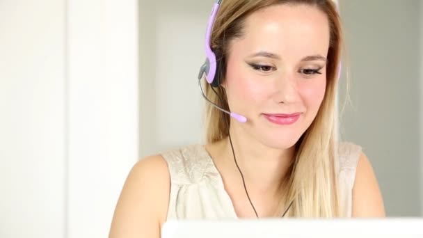 Жінка з навушниками на комп'ютері розмовляє з клієнтом
 - Кадри, відео