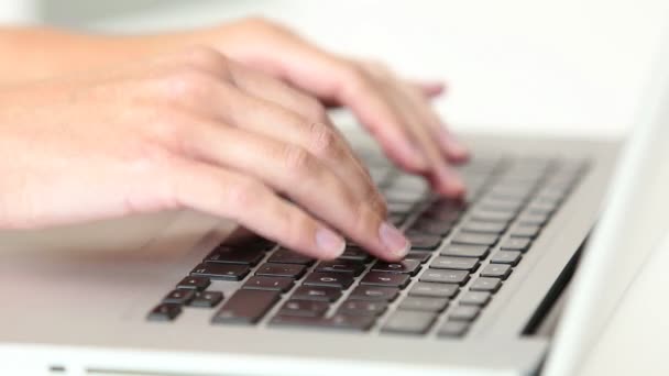 mujer escribiendo en el teclado del ordenador portátil - Metraje, vídeo
