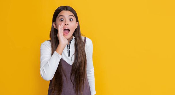 shocked girl with long hair on yellow background. hello. - Foto, Imagem