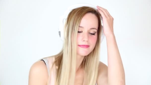 Kobieta, słuchając muzyki z białymi słuchawkami - Materiał filmowy, wideo