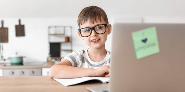 Pieni koulupoika opiskelee verkossa kotona - Valokuva, kuva
