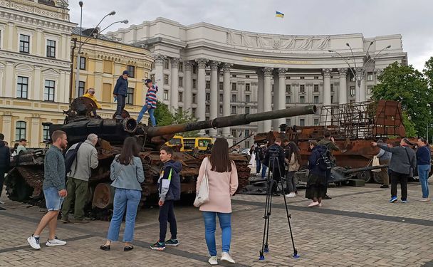Kijów, Ukraina 23 maja 2022: Rosyjski zepsuty sprzęt wojskowy z pola bitwy wystawiony na widok publiczny w Kijowie - Zdjęcie, obraz