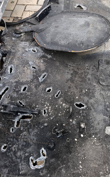 Kijów, Ukraina 23 maja 2022: Ślady kul i odłamków na pancerzu pojazdu pancernego po bitwie - Zdjęcie, obraz