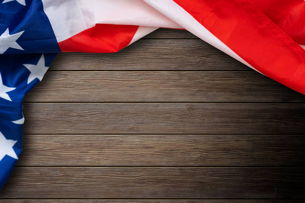 Americká vlajka na rustikálním dřevěném stole s copyspace - Fotografie, Obrázek