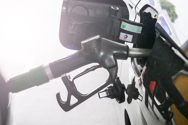 Benzin istasyonlarında yakıt pompalıyor. Yakıt enjektörünü kapat. Yakıt krizi. Benzin fiyatları - Fotoğraf, Görsel
