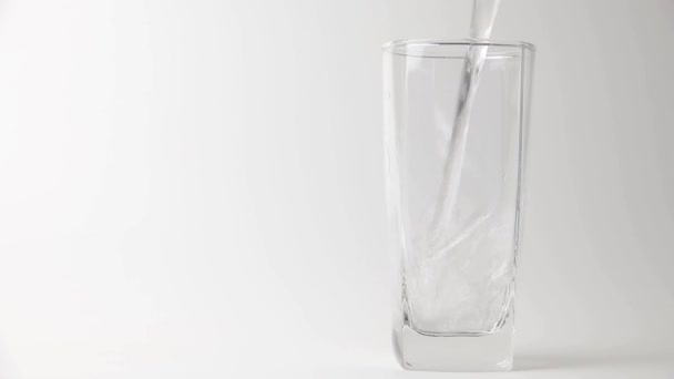 Verter agua en cámara lenta, verter agua en vidrio  - Imágenes, Vídeo