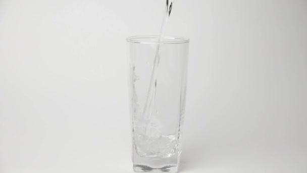 Verter agua en cámara lenta, verter agua en vidrio  - Metraje, vídeo