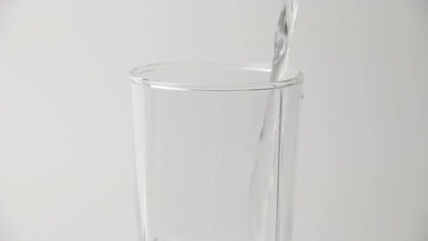 Verter agua en cámara lenta, verter agua en vidrio  - Metraje, vídeo