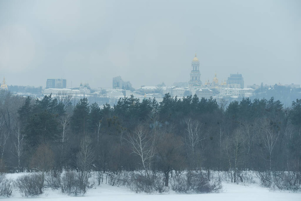 冬の雪のキエフの聖ソフィア大聖堂。ウクライナ - 写真・画像