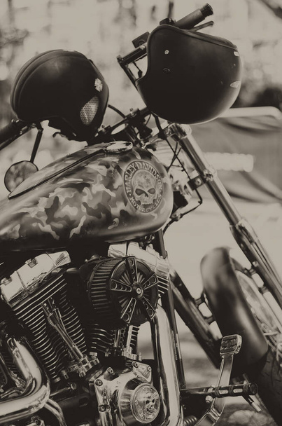 Portoroz, Slowenien. 06.12.2022. Coole Biker Harley Davidson Festival, Ausstellung. Chrom Motorblock aus nächster Nähe. Motorrad auf der Straße.  - Foto, Bild