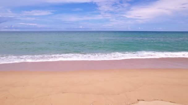 Zee strand prachtige golven Schuimen en spetteren op het strand zand. Zee zee. Mooie golven in open zee bij Phuket Thailand Reis en tour achtergrond - Video