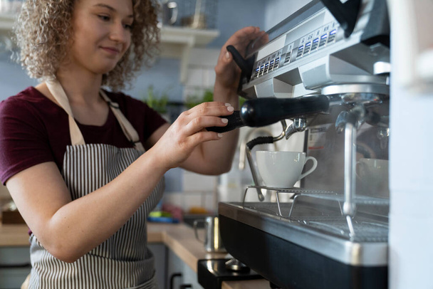 Молода біла бариста робить каву в кафе
 - Фото, зображення