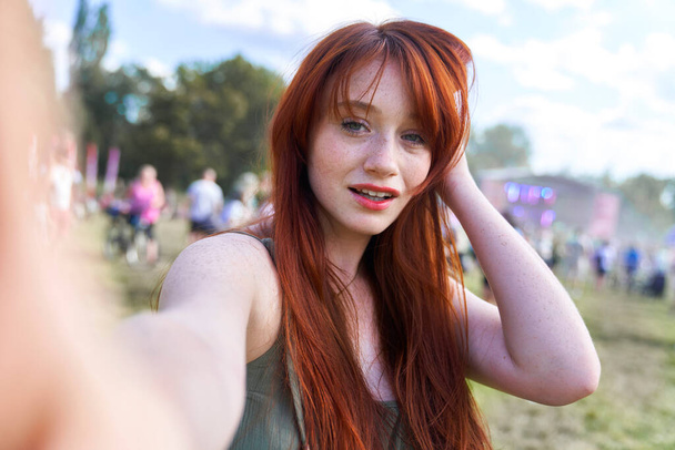 Jovem caucasiana tomando selfie durante o festival de música - Foto, Imagem