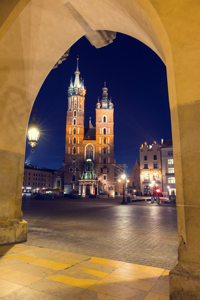 kerk St. mary's nachts in Krakau, Polen. - Foto, afbeelding