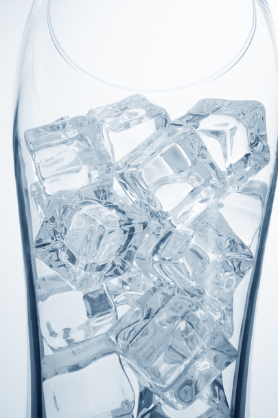 Vidro com cubos de gelo
 - Foto, Imagem