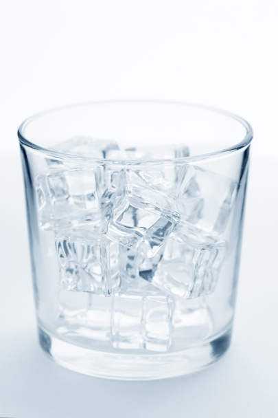 氷のキューブとガラス - 写真・画像