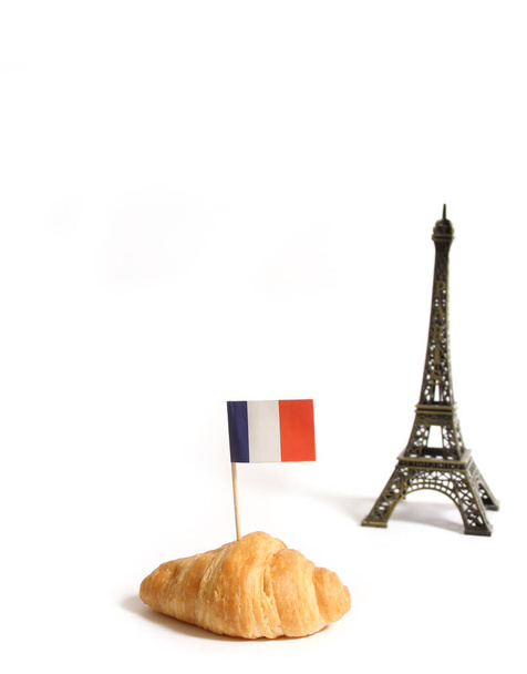 Verse gebakken croissantrollen geïsoleerd op wit met vlag van Frankrijk en Eiffeltoren - Foto, afbeelding