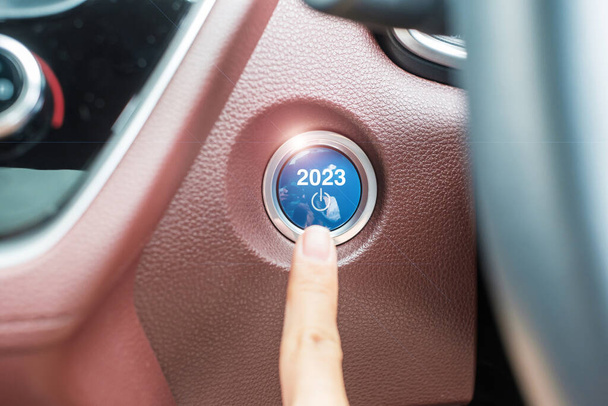 Otomobilin içindeki 2023 START metni ile bir arabanın ateşleme düğmesine bas. Yeni Yıl Yeni Sen, öngörü, çözüm, motivasyon, değişim, hedef, vizyon, yenilik ve planlama kavramı - Fotoğraf, Görsel