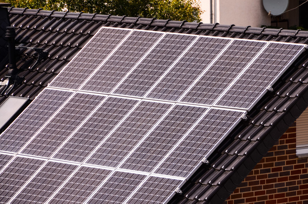 Vihreä uusiutuva energia aurinkosähköpaneeleilla - Valokuva, kuva