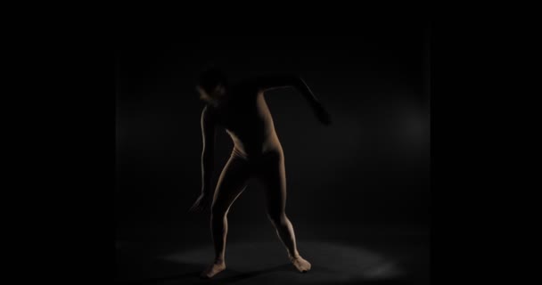Chlapec tančí s malými skoky a opakuje pohyby ve zpomaleném filmu - Záběry, video