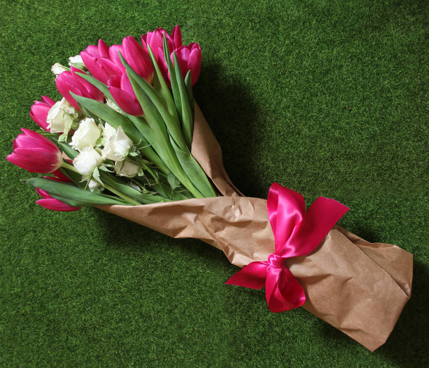 Kytice růžových tulipánů a bílých růží - Fotografie, Obrázek