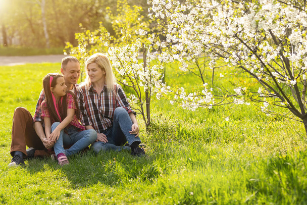 Heureux jeune famille avec fille jouer ensemble sur la ferme de fleurs. - Photo, image