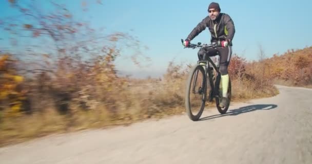 Adult bicycling trough the countryside, slow-motion - Footage, Video