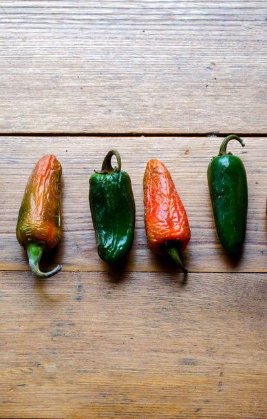 Reihe leuchtend grüner und roter Paprika - Foto, Bild